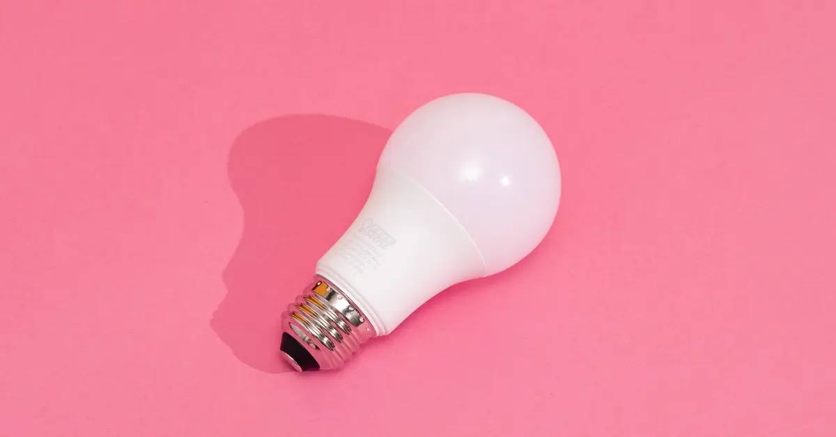 لامپ LED چقدر عمر میکند؟ بررسی کامل طول عمر لامپ LED 2 How long does an LED bulb last Complete lifespan review 1